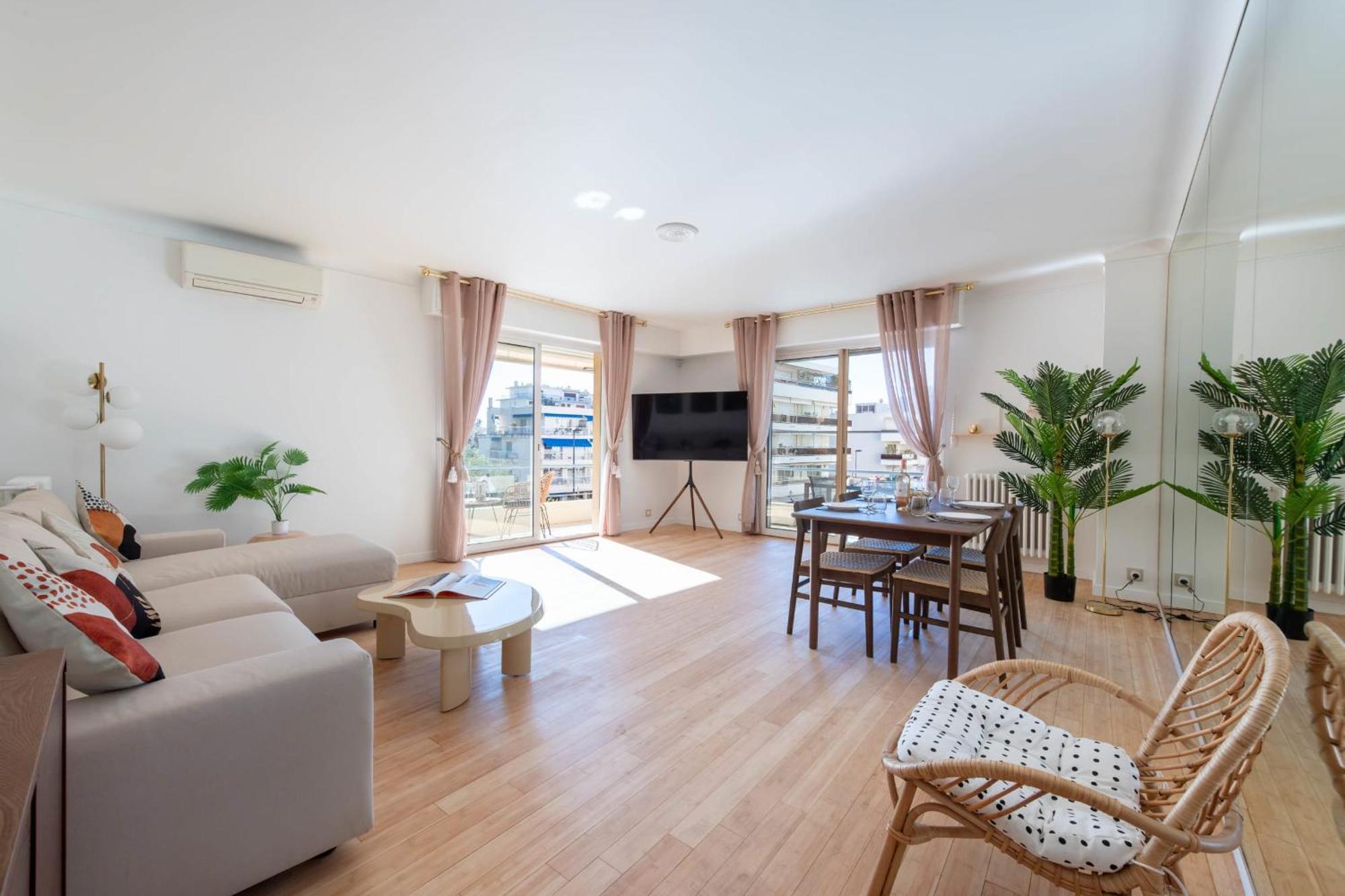 Spacious 2-br Walk To & Center Apartment